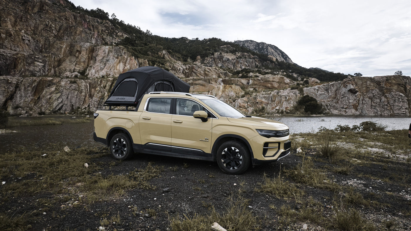 ILANDER Lite Cruiser Roof Top Tent 140cm, Entry level Overland Aluminium Fold Out Style Car Roof Tent for Sedan Van SUV Truck Camping Waterproof,Windproof ,Sturdy